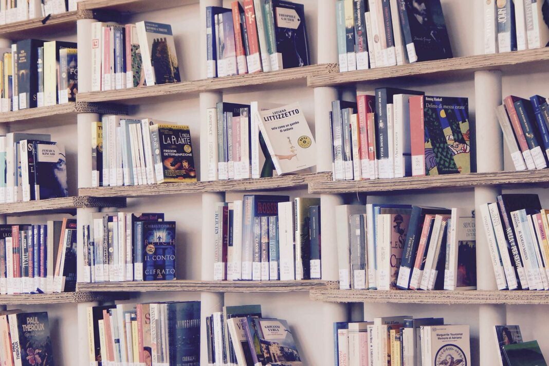 VeneziaOrientale@news: scaffale di libri in una biblioteca