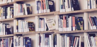 Con la cultura non si mangia. Falso! VeneziaOrientale@news: scaffale di libri in una biblioteca