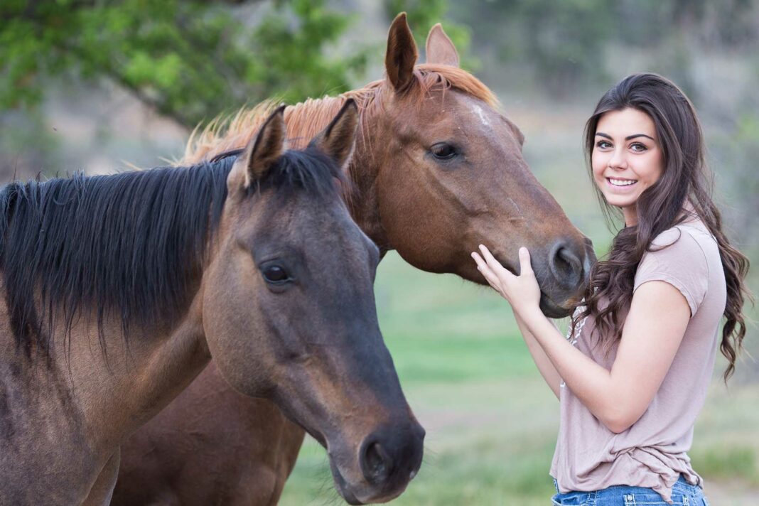 VeneziaOrientale@news: ragazza accarezza un cavallo