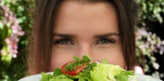 Veneto bio: i giovani saranno gli ambasciatori del cibo buono e sano VENEZIAORIENTALE@NEWS: una ragazza con un piatto di insalata