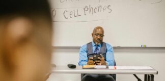 Stop di Valditara. Lo smartphone in classe distrae e diseduca