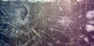 Spaccate a Mestre, Marghera e nel Veneto Orientale. Brugnaro e gli aiuti alle vittime VeneziaOrientale@news: una vetrina spaccata