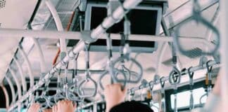 Uomo armato di coltello, autista salva i passeggeri fingendo un guasto