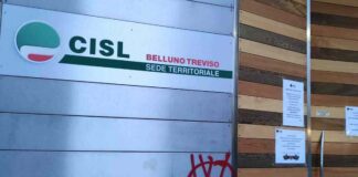 CISL Treviso, simbolo no-vax tracciato all’esterno della sede