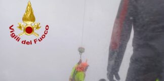 Barca arenata a Venezia. I pompieri salvano tre persone