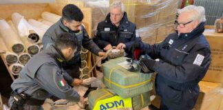 Maxi sequestro di borse da donna al porto di Venezia