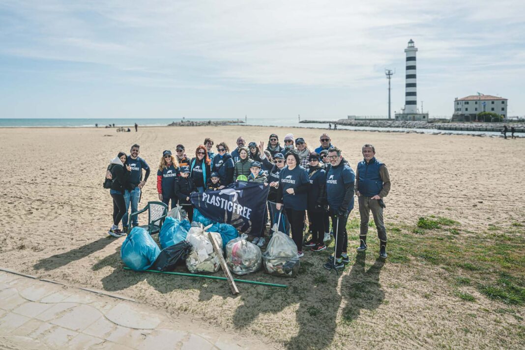 I partecipanti alla raccolta Plastic Free clean up di Jesolo