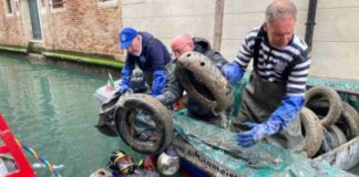 Raccolti 11 quintali di rifiuti abbondonati: la pulizia dei canali di Venezia continua