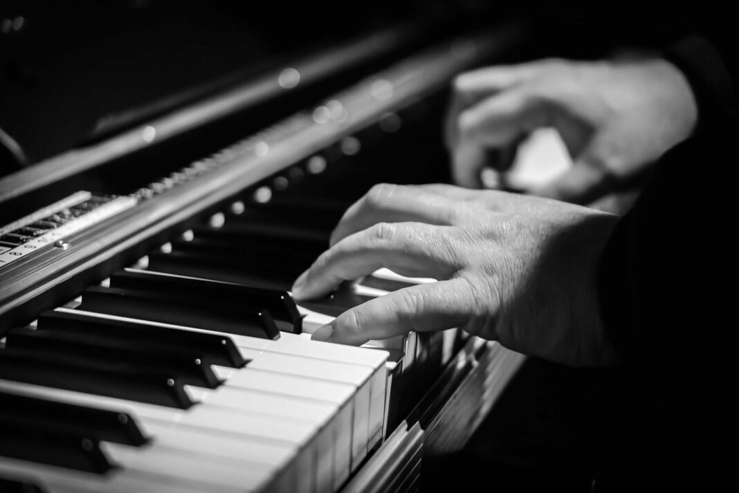 Primo piano sulle mani di pianista