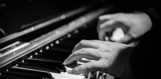Caorle Street Piano Festival Primo piano sulle mani di pianista