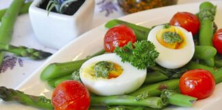 Asparagi ed erbe aromatiche: quali sono i migliori abbinamenti? Un piatto di asparagi e uova