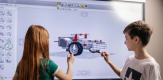 Mediaverso: a Portogruaro il summer camp su robotica, coding, media e movimento Bambini di fronte ad uno schermo con un progetto 3D