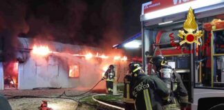 Grave incendio a Latisana: distrutte serre e attrezzature agricole