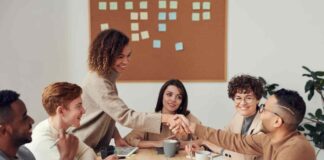 Tirocini in Veneto: un ponte verso il lavoro per 30.000 giovani Alcune persone al lavoro in un ufficio