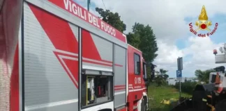 Giallo a Mestre: rinvenuto cadavere in canale con un peso Un mezzo dei Vigili del Fuoco