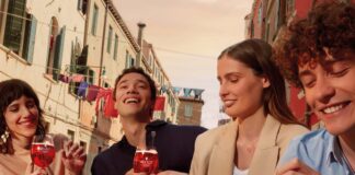 Aperta Ca’ Select, la casa del vero spritz veneziano Ragazzi a Venezia bevono un aperitivo Select