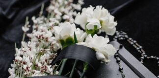 Polizia mortuaria, cremazione del caro estinto e risarcimento del danno Una bara con dei fiori