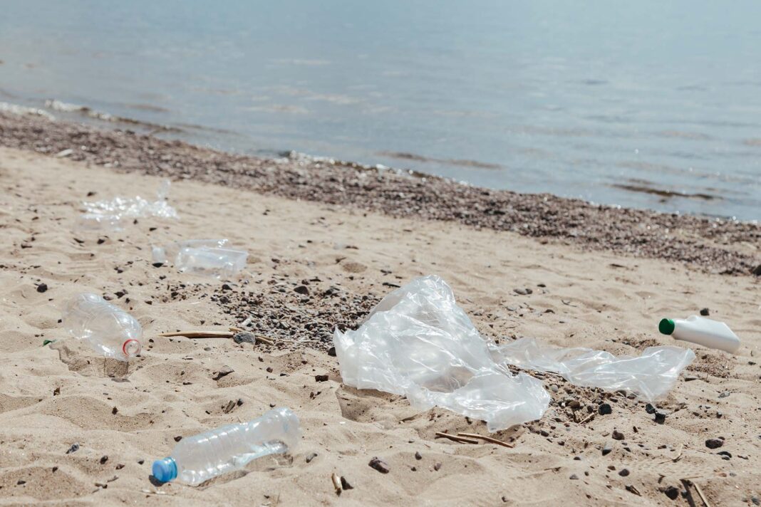 Rifiuti plastici sulla spiaggia