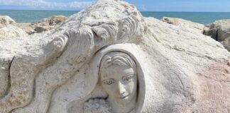 Torna a Caorle ScoglieraViva, il simposio internazionale di scultura all’aperto Una scultura di ScoglieraViva a Caorle