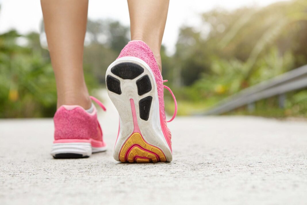 Una donna cammina con scarpe sportive