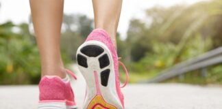 A Portogruaro torna la Camminata di Sant’Antonio Una donna cammina con scarpe sportive