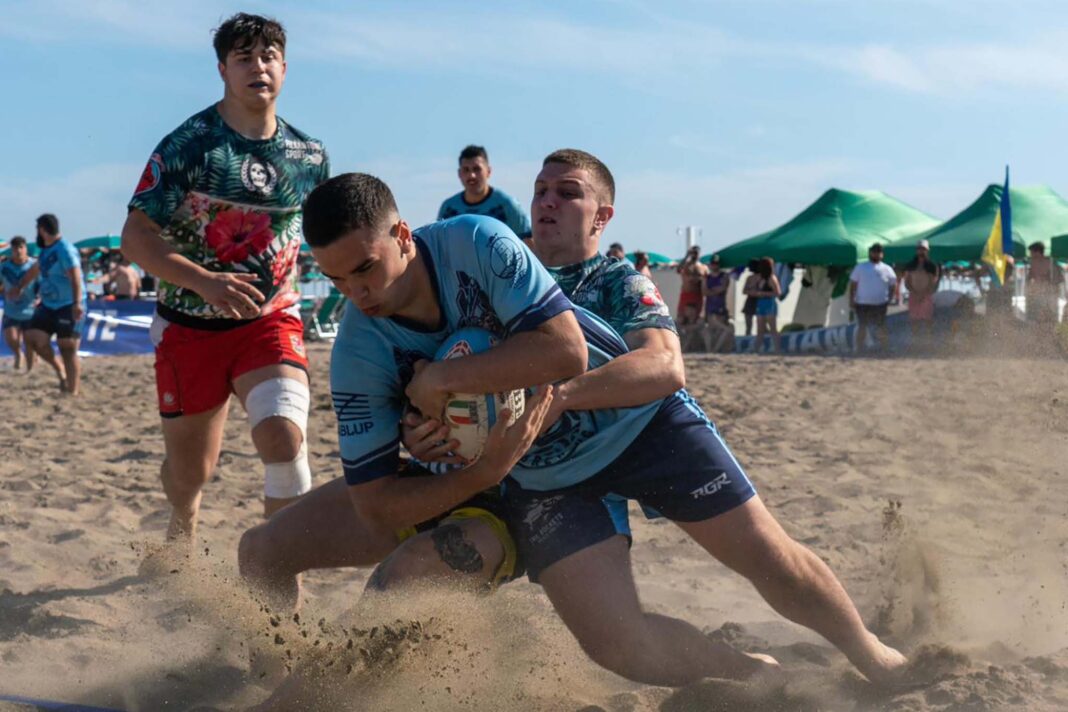 Una partita di beach rugby