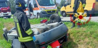 Latisana, cappottamento a bordo strada