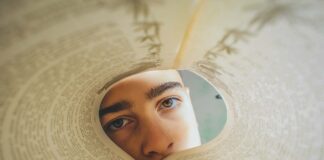 A pordenonelegge arriva il Piccolo dizionario (immaginario) delle ragazze e dei ragazzi un adolescente che guarda attraverso un libro