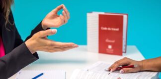 Il Comune di Portogruaro lancia Lavoro & Opportunità Sociali Colloquio di lavoro tra due persone