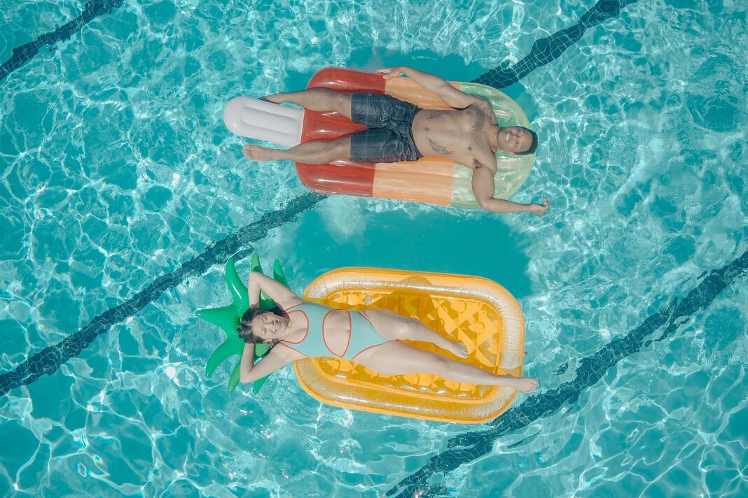 Una coppia prende il sole in piscina
