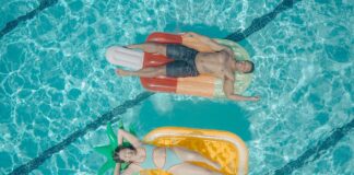 Tintarella, sfatiamo i falsi miti per un’abbronzatura da 110 e lode Una coppia prende il sole in piscina