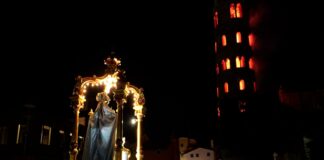 Il Campanile si ‘incendia’ per la Madonna dell’Angelo a Caorle Incendio campanile Caorle, processione Madonna dell'Angelo