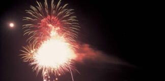 Giochi di luce e colori con lo spettacolo pirotecnico a Caorle Spettacolo pirotecnico, Caorle Christmas Time, fuochi d'artificio