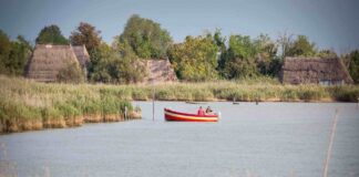 Paesaggi suggestivi con il tour in bici nella Laguna di Caorle Passeggiare a Caorle, Casoni, Laguna di Caorle, Di là dal fiume e tra gli alberi, Hemingway