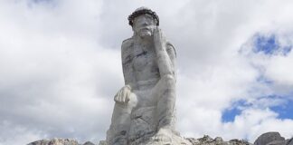 Escursioni al confine tra storia e misticismo. In cima al Castellazzo il Cristo pensante