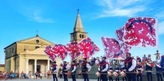 Sbandieratori di Narni a Caorle: un gesto di amicizia tra le comunità Sbandieratori di Narni, sfilata, Caorle