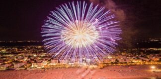 Bibione chiude la stagione con un’esplosione di colori a ritmo di musica Spettacolo piromusicale, pirotecnico, Bibione, colori, luce, musica
