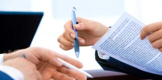 In Veneto fusioni tra Comuni più facili Persone che firmano dei documenti