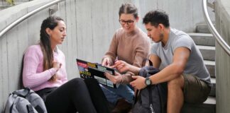 Scuola, al via il bando da 250.000 euro per l’ampliamento dell’offerta formativa Alcuni studenti consultano un computer - bando offerta formativa veneto