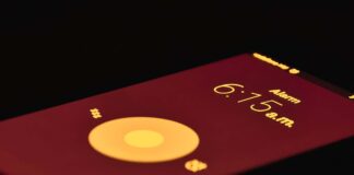 Zaia presenta il nuovo sistema di allarme pubblico Un telefono con un allarme impostato