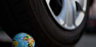 Dalla regione 7 milioni di Euro per rottamare le vecchie auto Una ruota di un'auto schiaccia un piccolo mappamondo