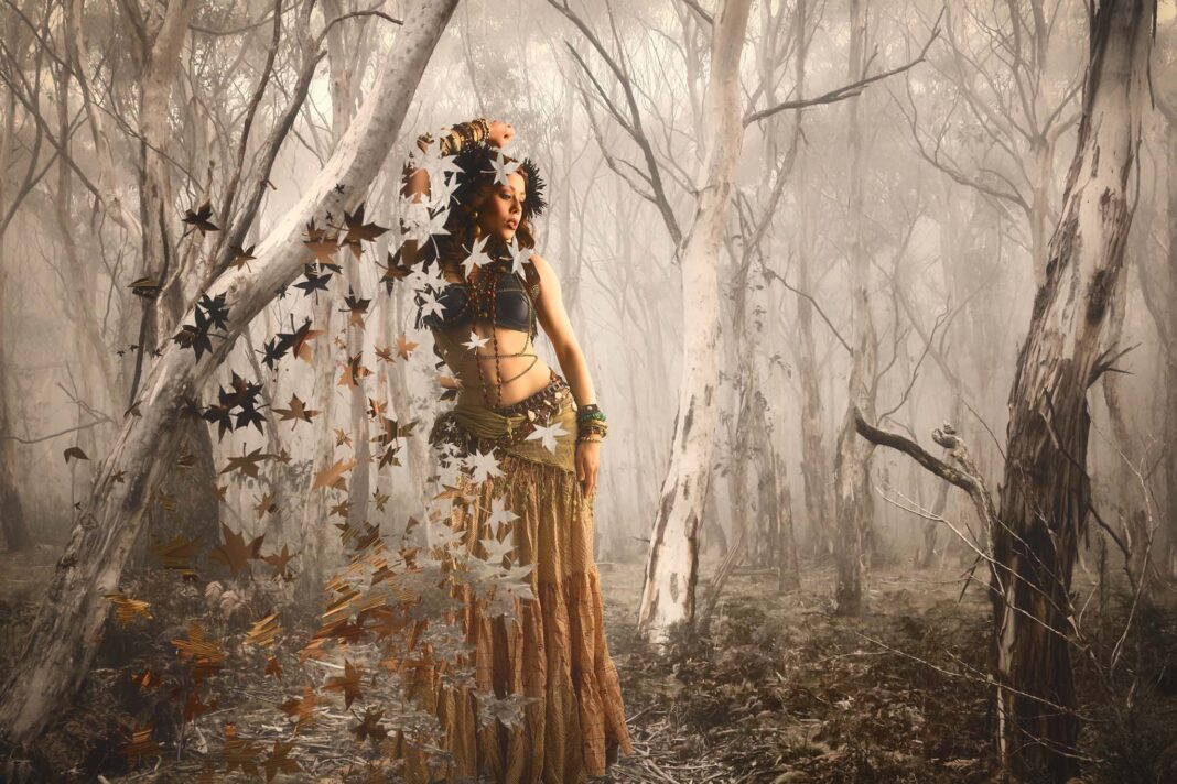 Immagine fantastica di una donna in un bosco