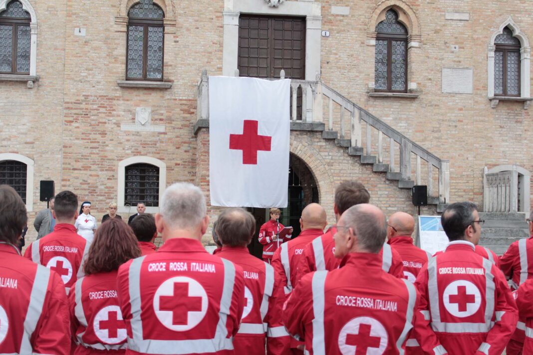 Volontari della Croce Rossa in piazza a Portogruaro