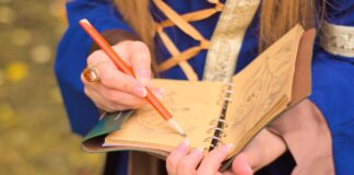 A Gruaro il 18 novembre lo spettacolo teatrale “Le Streghe” Una strega con in mano un libro