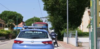 Jesolo, la “tecnica dell’abbraccio” è la nuova frontiera dei furti polizia di stato - arresti - fogli di via - misure di prevenzione - prevenzione condotte antisociali - Jesolo - tecnica dell'abbraccio - arresto sostanze stupefacenti - incidente Jesolo omissione di soccorso
