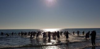 Cimento 2024: Caorle accoglie il nuovo anno con un tuffo nel mare Caorle, Cimento, tutto nel mare, Capodanno, bagno