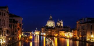 Ubriaco perde l’equilibrio e finisce nel canale, provvidenziale l’intervento della Polizia veneziaorientale@news ponte dell'accademia notte intervento polizia di stato ubriaco cronaca venezia