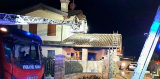 Incendio in un sottoportico a Fiume Veneto. Presenti sul posto Vigili del Fuoco e Carabinieri Vigili del Fuoco - incendio