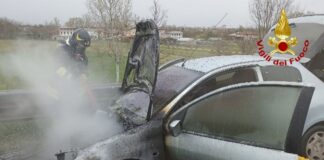 Incendio di un’autovettura sulla A28. Cause in fase di accertamento Incendio, Vigili del fuoco, A28