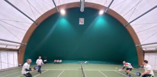 Il Pickleball sbarca nel Veneto Orientale: l’ascesa di un nuovo sport tra entusiasmo e novità Giocatori di pickleball in azione